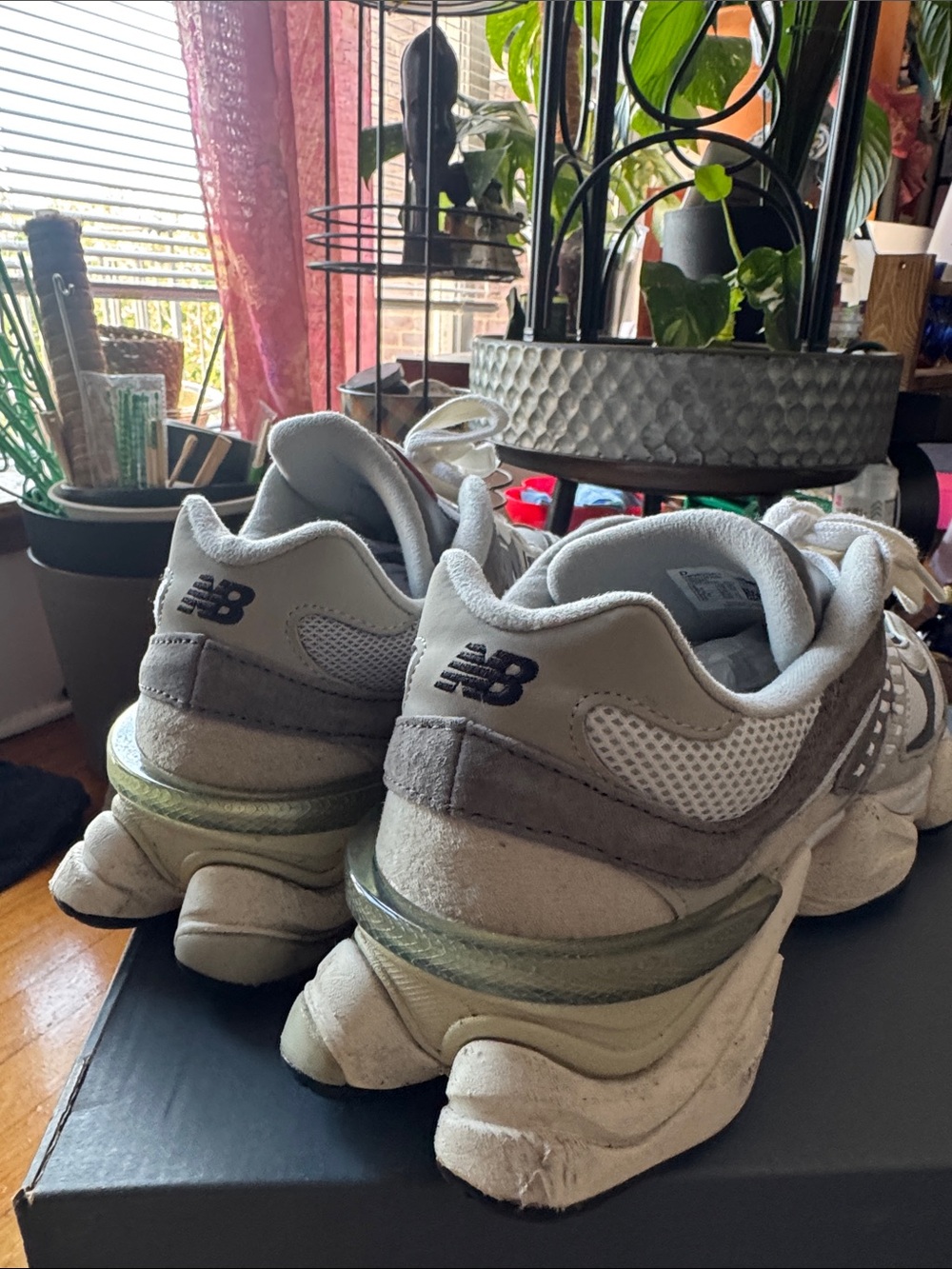 New Balance Women’s Grey & White 9060 size 9.5 - Picture 7 of 7
